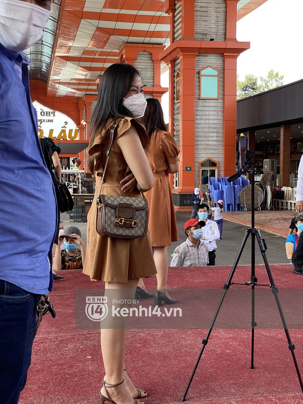 Cô thư ký hot nhất của bà trùm Đại Nam vai đeo túi Gucci, tay mang nhẫn hột xoàn lần đầu lộ diện trước công chúng - Ảnh 8.