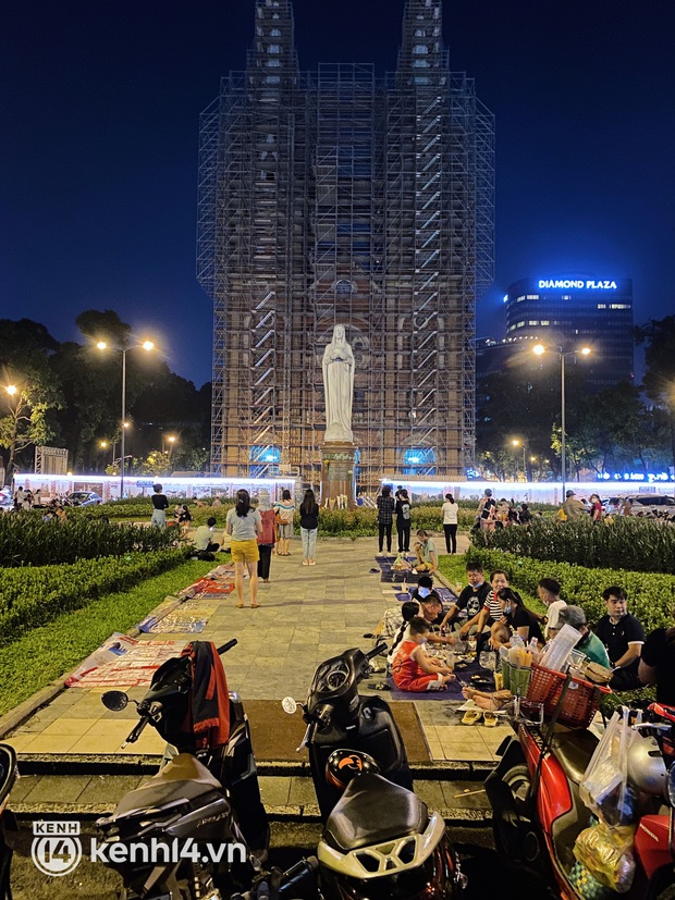 Khong khi Halloween: Ha Noi da vang con mua, Sai Gon dong nghit nhung it thay nguoi hoa trang