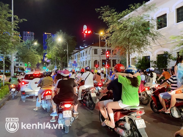 Khong khi Halloween: Ha Noi da vang con mua, Sai Gon dong nghit nhung it thay nguoi hoa trang