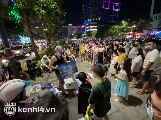 Khong khi Halloween: Ha Noi da vang con mua, Sai Gon dong nghit nhung it thay nguoi hoa trang