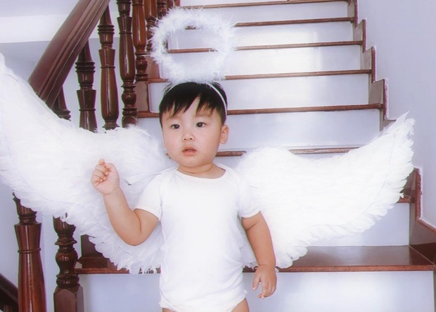 Nhóc tỳ cute nhất đêm Halloween gọi tên con trai Hoà Minzy, netizen cười xỉu vì phiên bản thiên thần thiếu vải - Ảnh 2.