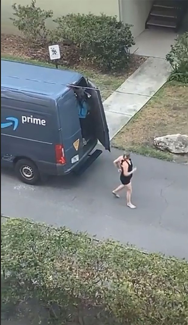 Cảnh tượng phía sau xe giao hàng viral với 12 triệu lượt xem, dân mạng bàn tán nhiệt tình nhưng kết quả khiến shipper... bị đuổi việc - Ảnh 2. Cảnh tượng phía sau xe giao hàng viral với 12 triệu lượt xem, dân mạng bàn tán nhiệt tình nhưng kết quả khiến shipper... bị đuổi việc - Ảnh 2.