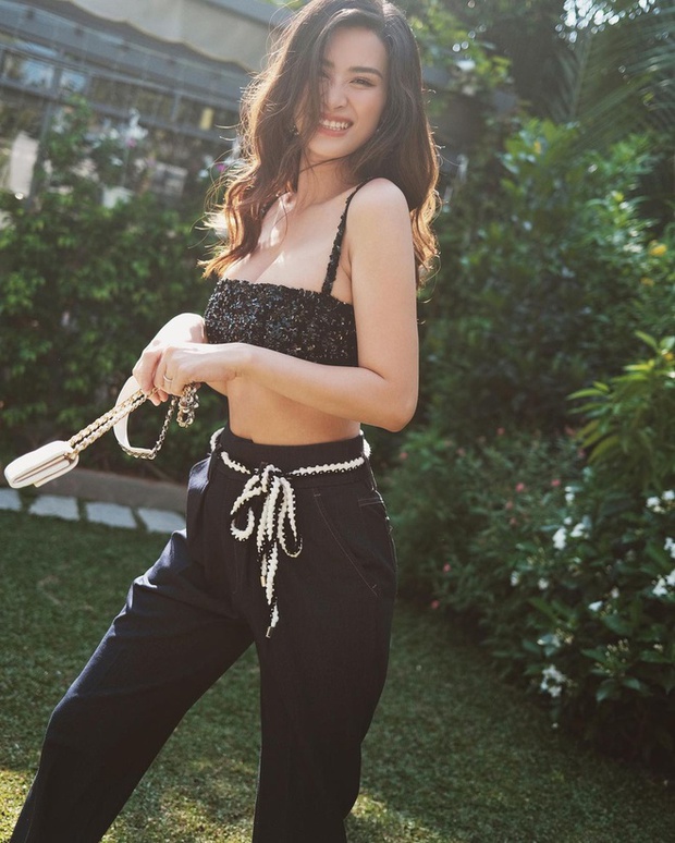 Đông Nhi lên đồ như tổng tài, xả vai mẹ bỉm đi thăm nhà mới tậu: Thả vài con ảnh sương sương mà khí chất phu nhân chủ tịch ngời ngời! - Ảnh 12. Đông Nhi lên đồ như tổng tài, xả vai mẹ bỉm đi thăm nhà mới tậu: Thả vài con ảnh sương sương mà khí chất phu nhân chủ tịch ngời ngời! - Ảnh 12.