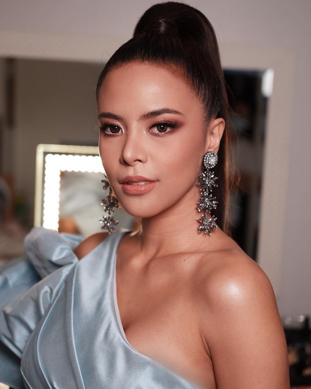 Chưa từng có ở Chung kết: Tân Miss World Philippines ngã bổ nhào 2 lần ngay trên sân khấu, vương miện và hoa... rơi lả tả - Ảnh 5. Chưa từng có ở Chung kết: Tân Miss World Philippines ngã bổ nhào 2 lần ngay trên sân khấu, vương miện và hoa... rơi lả tả - Ảnh 5.