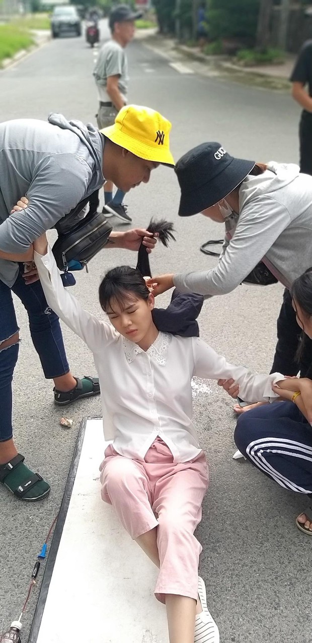 Lộ hậu trường Ngọc Trinh bị tông xe, chảy máu đầu nằm bất tỉnh giữa đường và sự thật ám ảnh phía sau - Ảnh 4. Lộ hậu trường Ngọc Trinh bị tông xe, chảy máu đầu nằm bất tỉnh giữa đường và sự thật ám ảnh phía sau - Ảnh 4.
