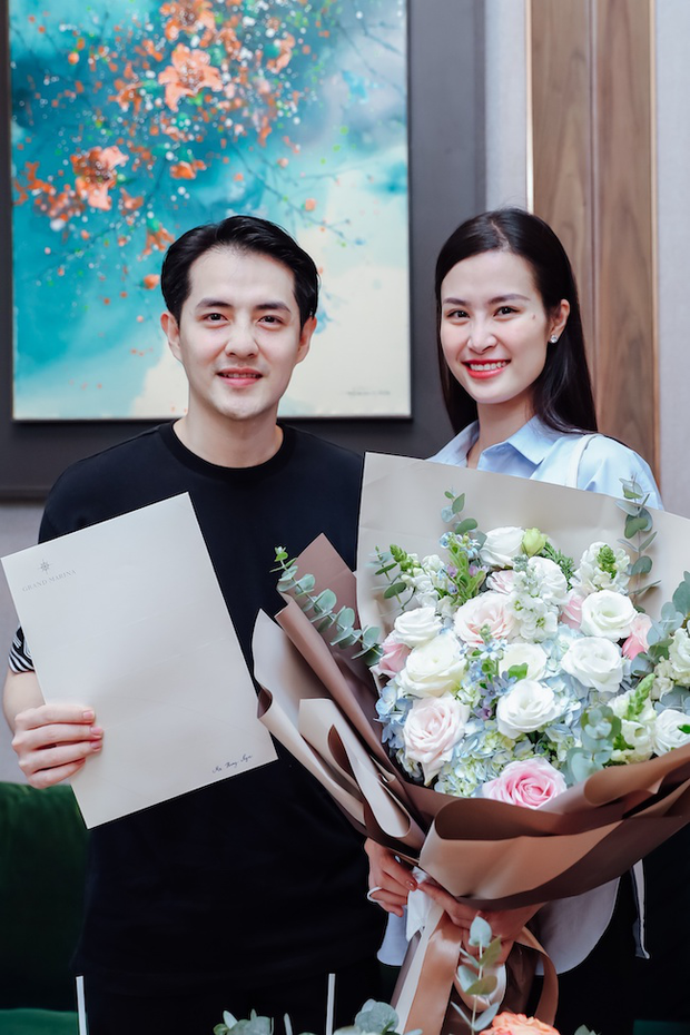 Đông Nhi lên đồ như tổng tài, xả vai mẹ bỉm đi thăm nhà mới tậu: Thả vài con ảnh sương sương mà khí chất phu nhân chủ tịch ngời ngời! - Ảnh 7. Đông Nhi lên đồ như tổng tài, xả vai mẹ bỉm đi thăm nhà mới tậu: Thả vài con ảnh sương sương mà khí chất phu nhân chủ tịch ngời ngời! - Ảnh 7.