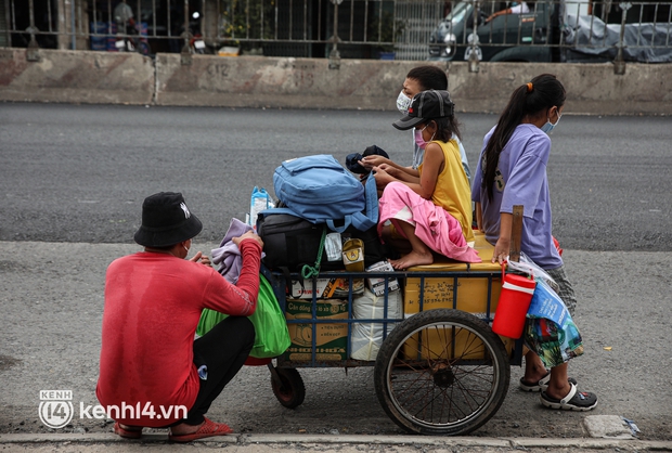 Cay mắt chuyện gia đình 5 người đẩy nhau trên chiếc xe ve chai rời Sài Gòn về quê: Xe máy bị mất trộm, kinh tế kiệt quệ rồi, đành đi bộ về thôi - Ảnh 9.