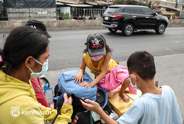 Cay mắt chuyện gia đình 5 người đẩy nhau trên chiếc xe ve chai rời Sài Gòn về quê: Xe máy bị mất trộm, kinh tế kiệt quệ rồi, đành đi bộ về thôi - Ảnh 6.