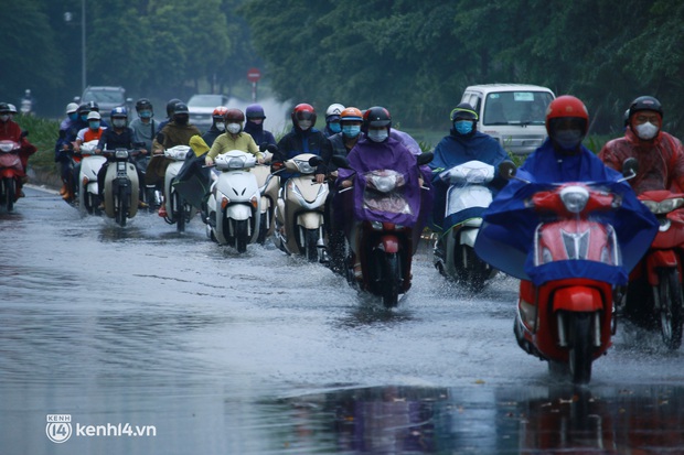 Hà Nội: Người dân đội mưa tầm tã, bật đèn đi làm sáng thứ Hai đầu tuần - Ảnh 2. Hà Nội: Người dân đội mưa tầm tã, bật đèn đi làm sáng thứ Hai đầu tuần - Ảnh 2.