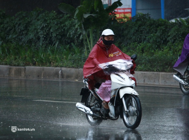 Hà Nội: Người dân đội mưa tầm tã, bật đèn đi làm sáng thứ Hai đầu tuần - Ảnh 11. Hà Nội: Người dân đội mưa tầm tã, bật đèn đi làm sáng thứ Hai đầu tuần - Ảnh 11.