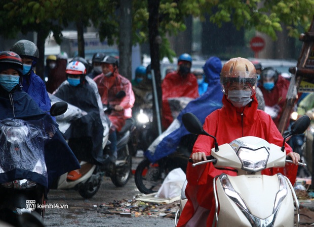 Hà Nội: Người dân đội mưa tầm tã, bật đèn đi làm sáng thứ Hai đầu tuần - Ảnh 4. Hà Nội: Người dân đội mưa tầm tã, bật đèn đi làm sáng thứ Hai đầu tuần - Ảnh 4.