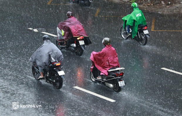 Hà Nội: Người dân đội mưa tầm tã, bật đèn đi làm sáng thứ Hai đầu tuần - Ảnh 5. Hà Nội: Người dân đội mưa tầm tã, bật đèn đi làm sáng thứ Hai đầu tuần - Ảnh 5.