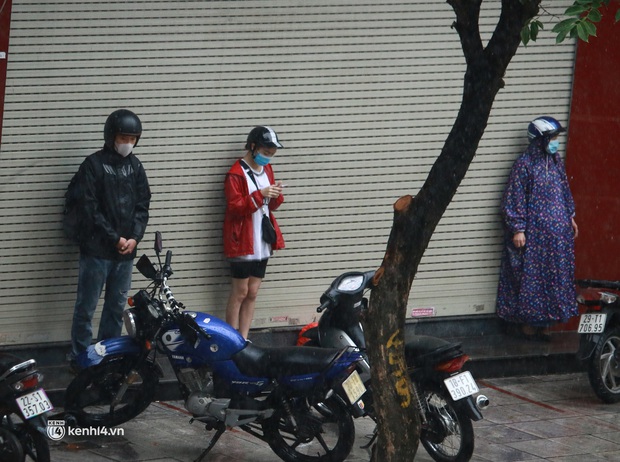 Hà Nội: Người dân đội mưa tầm tã, bật đèn đi làm sáng thứ Hai đầu tuần - Ảnh 9. Hà Nội: Người dân đội mưa tầm tã, bật đèn đi làm sáng thứ Hai đầu tuần - Ảnh 9.