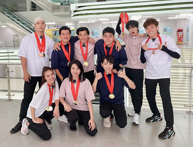 Đức Phúc thương tích đầy mình hậu Running Man: Tay rướm máu, mặt trầy xước vì trận xé bảng tên - Ảnh 1.