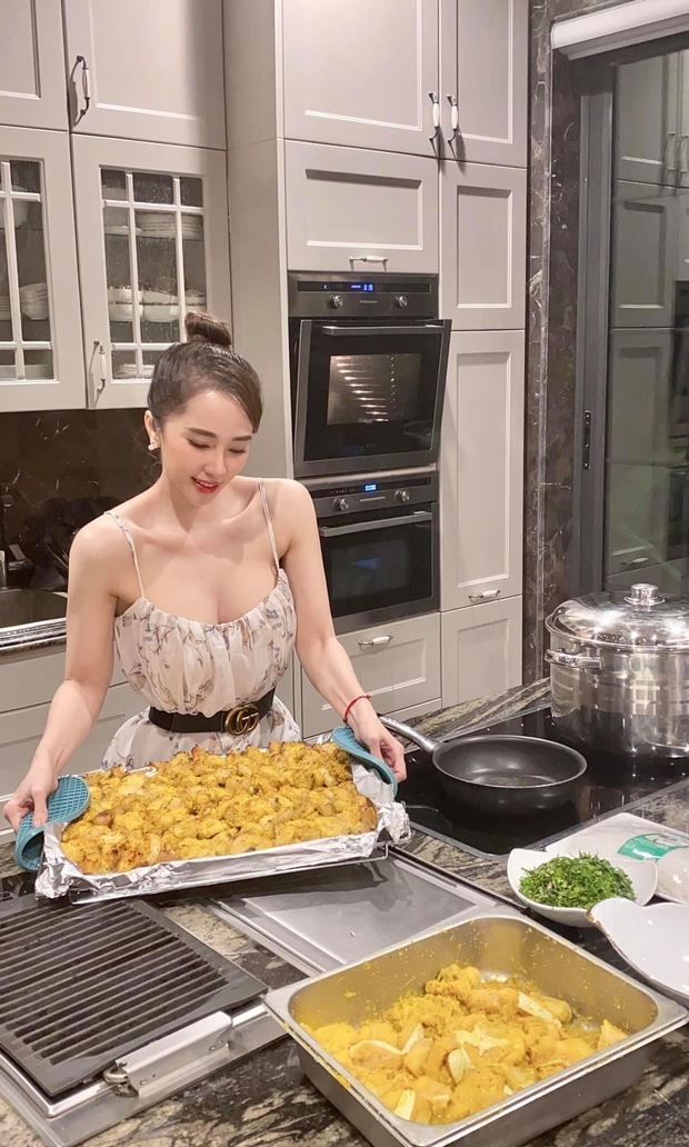Quỳnh Nga bày tiệc xôi thịt khoe vòng 1 căng phồng, trùng khớp 100% với thính của Việt Anh thế này? - Ảnh 2. Quỳnh Nga bày tiệc xôi thịt khoe vòng 1 căng phồng, trùng khớp 100% với thính của Việt Anh thế này? - Ảnh 2.