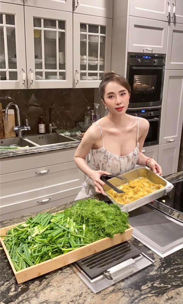 Quỳnh Nga bày tiệc xôi thịt khoe vòng 1 căng phồng, trùng khớp 100% với thính của Việt Anh thế này? - Ảnh 4. Quỳnh Nga bày tiệc xôi thịt khoe vòng 1 căng phồng, trùng khớp 100% với thính của Việt Anh thế này? - Ảnh 4.