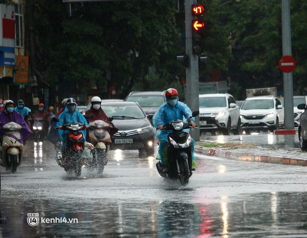 Hà Nội: Người dân đội mưa tầm tã, bật đèn đi làm sáng thứ Hai đầu tuần - Ảnh 13. Hà Nội: Người dân đội mưa tầm tã, bật đèn đi làm sáng thứ Hai đầu tuần - Ảnh 13.