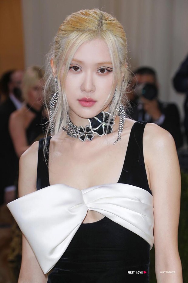 Chuyện qua rồi vẫn kể: Rosé mà để kiểu tóc này đi Met Gala thì MXH sẽ nổ tung mất! - Ảnh 1. Chuyện qua rồi vẫn kể: Rosé mà để kiểu tóc này đi Met Gala thì MXH sẽ nổ tung mất! - Ảnh 1.