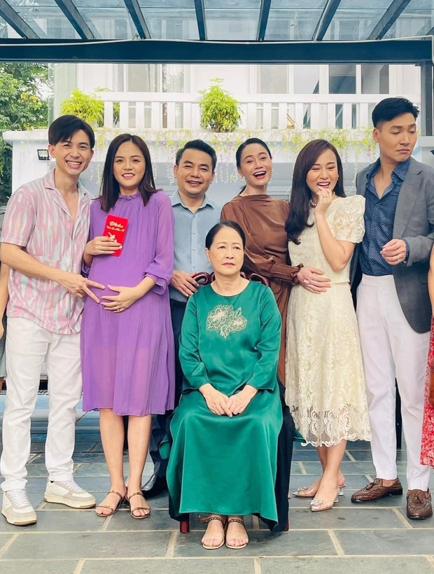 Spoil cái kết Hương Vị Tình Thân qua hậu trường tập cuối: Nam chắc kèo mang bầu vì một chi tiết nhỏ? - Ảnh 1. Spoil cái kết Hương Vị Tình Thân qua hậu trường tập cuối: Nam chắc kèo mang bầu vì một chi tiết nhỏ? - Ảnh 1.
