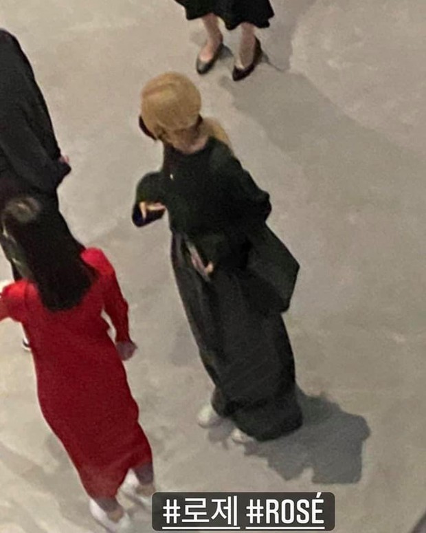 Rosé bị bắt gặp đi chơi với 1 người đàn ông nhưng không ai thèm đồn hẹn hò, fan đồng lòng kết luận tìm cảm hứng cho bài mới - Ảnh 2. Rosé bị bắt gặp đi chơi với 1 người đàn ông nhưng không ai thèm đồn hẹn hò, fan đồng lòng kết luận tìm cảm hứng cho bài mới - Ảnh 2.