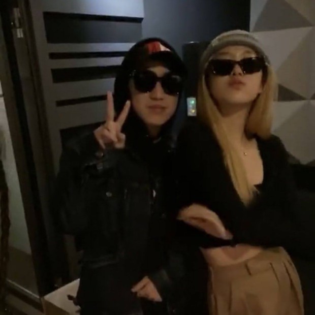 Rosé bị bắt gặp đi chơi với 1 người đàn ông nhưng không ai thèm đồn hẹn hò, fan đồng lòng kết luận tìm cảm hứng cho bài mới - Ảnh 4. Rosé bị bắt gặp đi chơi với 1 người đàn ông nhưng không ai thèm đồn hẹn hò, fan đồng lòng kết luận tìm cảm hứng cho bài mới - Ảnh 4.
