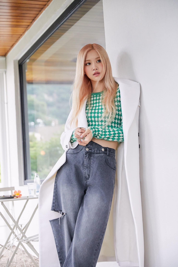 Rosé bị bắt gặp đi chơi với 1 người đàn ông nhưng không ai thèm đồn hẹn hò, fan đồng lòng kết luận tìm cảm hứng cho bài mới - Ảnh 5. Rosé bị bắt gặp đi chơi với 1 người đàn ông nhưng không ai thèm đồn hẹn hò, fan đồng lòng kết luận tìm cảm hứng cho bài mới - Ảnh 5.