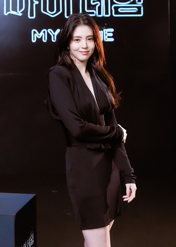 Ngất lịm vì tiểu tam Han So Hee diện váy xẻ sâu hoắm lộ vòng 1 căng tràn, khoảnh khắc suýt hớ hênh khiến netizen thót tim - Ảnh 4.