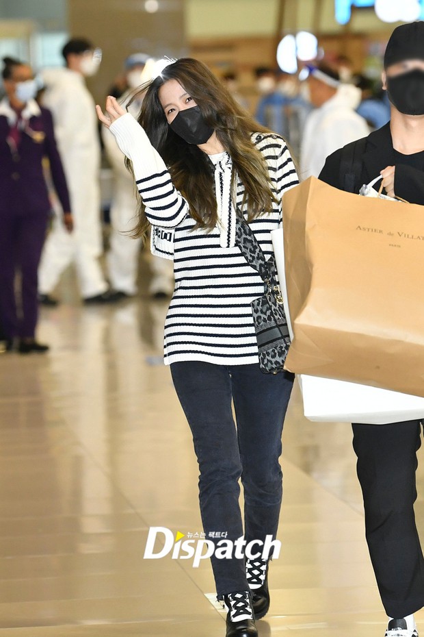 Jisoo (BLACKPINK) đổ bộ sân bay Hàn sau Paris Fashion Week, body thật bị bóc trần không thương tiếc vì loạt chi tiết kém xinh - Ảnh 7.