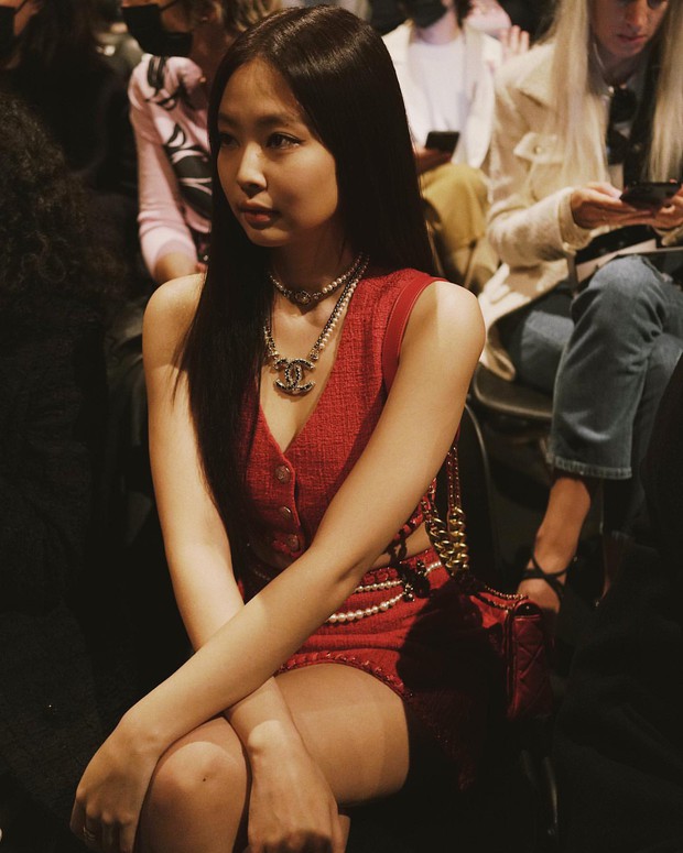 HOT: Jennie đã xuất hiện ở show Chanel, diện đồ cháy đến mức khiến dân Paris đội mưa đến hóng! - Ảnh 4. HOT: Jennie đã xuất hiện ở show Chanel, diện đồ cháy đến mức khiến dân Paris đội mưa đến hóng! - Ảnh 4.