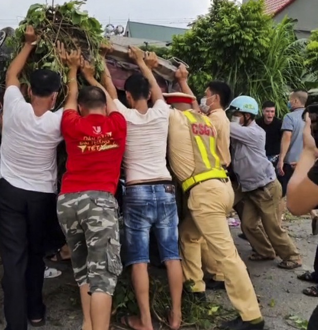 Clip ô tô biến dạng, nát bét hoàn toàn nghi của nhóm YouTuber Nam Ok sau vụ tai nạn thảm khốc và sự thật phía sau - Ảnh 4. Clip ô tô biến dạng, nát bét hoàn toàn nghi của nhóm YouTuber Nam Ok sau vụ tai nạn thảm khốc và sự thật phía sau - Ảnh 4.