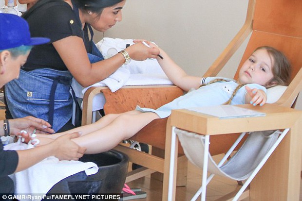 Mới 10 tuổi, ái nữ nhà David Beckham đã là khách VIP của tiệm nail và spa làm đẹp, nhưng netizen bỗng tranh cãi nảy lửa? - Ảnh 6. Mới 10 tuổi, ái nữ nhà David Beckham đã là khách VIP của tiệm nail và spa làm đẹp, nhưng netizen bỗng tranh cãi nảy lửa? - Ảnh 6.