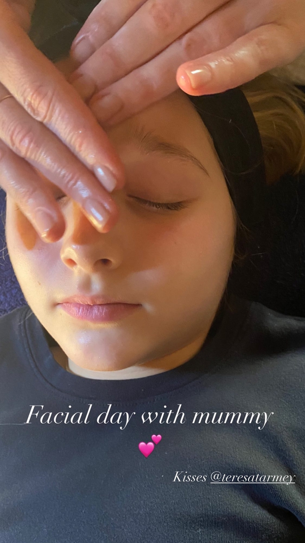 Mới 10 tuổi, ái nữ nhà David Beckham đã là khách VIP của tiệm nail và spa làm đẹp, nhưng netizen bỗng tranh cãi nảy lửa? - Ảnh 3. Mới 10 tuổi, ái nữ nhà David Beckham đã là khách VIP của tiệm nail và spa làm đẹp, nhưng netizen bỗng tranh cãi nảy lửa? - Ảnh 3.