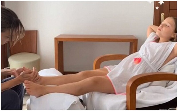 Mới 10 tuổi, ái nữ nhà David Beckham đã là khách VIP của tiệm nail và spa làm đẹp, nhưng netizen bỗng tranh cãi nảy lửa? - Ảnh 7. Mới 10 tuổi, ái nữ nhà David Beckham đã là khách VIP của tiệm nail và spa làm đẹp, nhưng netizen bỗng tranh cãi nảy lửa? - Ảnh 7.
