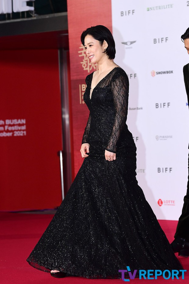 Siêu thảm đỏ LHP Busan: Song Joong Ki đụng độ bạn thân Song Hye Kyo, Han So Hee sexy vẫn bị chị đại U45 lộng lẫy giành spotlight - Ảnh 20. Siêu thảm đỏ LHP Busan: Song Joong Ki đụng độ bạn thân Song Hye Kyo, Han So Hee sexy vẫn bị chị đại U45 lộng lẫy giành spotlight - Ảnh 20.
