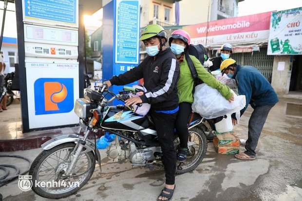 Xót xa cảnh ngã đâu là nhà, ngả đâu là giường của người dân nghèo trên hành trình từ các tỉnh phía Nam trở về quê hương - Ảnh 12.