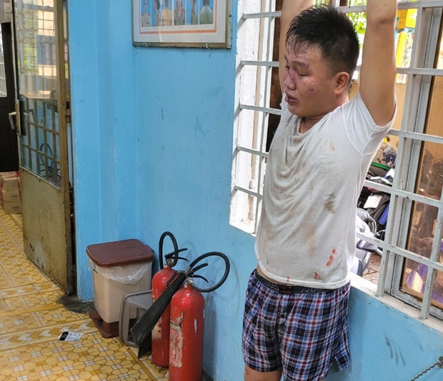 Thu giữ 4 con dao của thanh niên nghi ngáo đá đâm thượng uý Công an nguy kịch ở TP.HCM - Ảnh 1. Thu giữ 4 con dao của thanh niên nghi ngáo đá đâm thượng uý Công an nguy kịch ở TP.HCM - Ảnh 1.