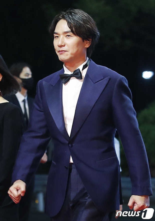 Siêu thảm đỏ LHP Busan: Song Joong Ki đụng độ bạn thân Song Hye Kyo, Han So Hee sexy vẫn bị chị đại U45 lộng lẫy giành spotlight - Ảnh 43. Siêu thảm đỏ LHP Busan: Song Joong Ki đụng độ bạn thân Song Hye Kyo, Han So Hee sexy vẫn bị chị đại U45 lộng lẫy giành spotlight - Ảnh 43.