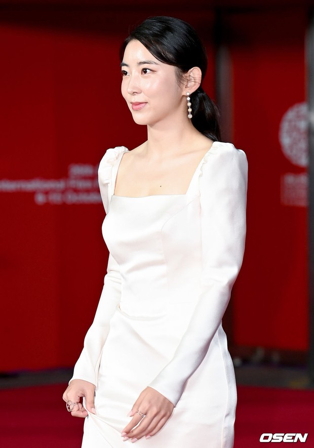 Siêu thảm đỏ LHP Busan: Song Joong Ki đụng độ bạn thân Song Hye Kyo, Han So Hee sexy vẫn bị chị đại U45 lộng lẫy giành spotlight - Ảnh 22. Siêu thảm đỏ LHP Busan: Song Joong Ki đụng độ bạn thân Song Hye Kyo, Han So Hee sexy vẫn bị chị đại U45 lộng lẫy giành spotlight - Ảnh 22.