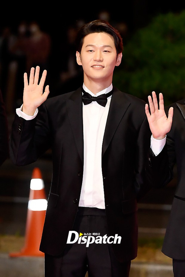 Siêu thảm đỏ LHP Busan: Song Joong Ki đụng độ bạn thân Song Hye Kyo, Han So Hee sexy vẫn bị chị đại U45 lộng lẫy giành spotlight - Ảnh 35. Siêu thảm đỏ LHP Busan: Song Joong Ki đụng độ bạn thân Song Hye Kyo, Han So Hee sexy vẫn bị chị đại U45 lộng lẫy giành spotlight - Ảnh 35.