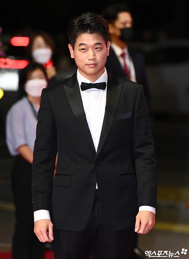 Siêu thảm đỏ LHP Busan: Song Joong Ki đụng độ bạn thân Song Hye Kyo, Han So Hee sexy vẫn bị chị đại U45 lộng lẫy giành spotlight - Ảnh 38. Siêu thảm đỏ LHP Busan: Song Joong Ki đụng độ bạn thân Song Hye Kyo, Han So Hee sexy vẫn bị chị đại U45 lộng lẫy giành spotlight - Ảnh 38.