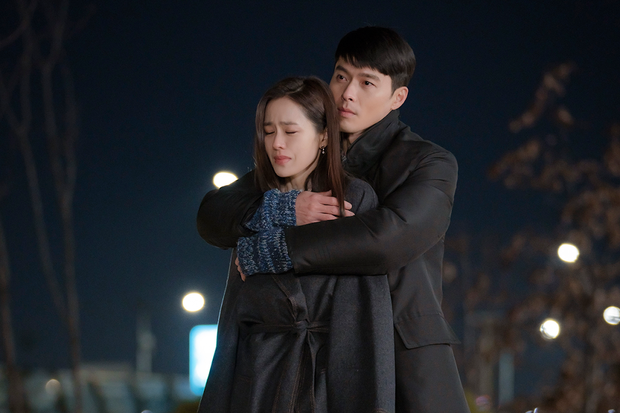 Hyun Bin từng bị soi bàn tay hư ở cảnh ôm Son Ye Jin, tình cảm lộ liễu quá đấy anh chị ơi! - Ảnh 1. Hyun Bin từng bị soi bàn tay hư ở cảnh ôm Son Ye Jin, tình cảm lộ liễu quá đấy anh chị ơi! - Ảnh 1.