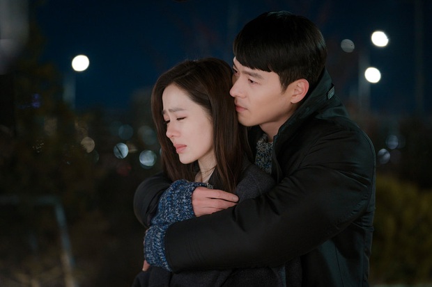 Hyun Bin từng bị soi bàn tay hư ở cảnh ôm Son Ye Jin, tình cảm lộ liễu quá đấy anh chị ơi! - Ảnh 2. Hyun Bin từng bị soi bàn tay hư ở cảnh ôm Son Ye Jin, tình cảm lộ liễu quá đấy anh chị ơi! - Ảnh 2.