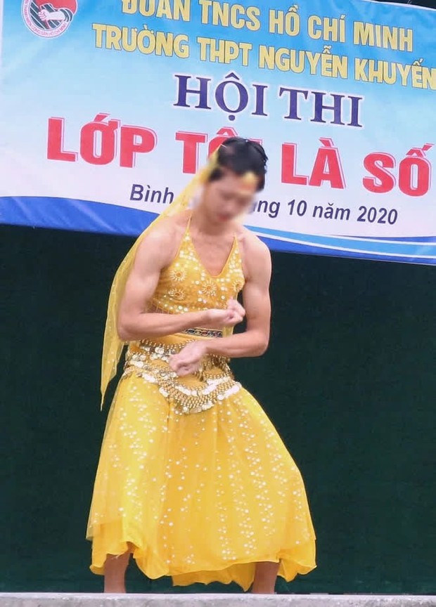 Nam sinh giả gái diễn văn nghệ, bỗng làm 1 hành động ngay giữa sân khấu khiến giáo viên sốc nặng, cả trường cười ngất - Ảnh 1. Nam sinh giả gái diễn văn nghệ, bỗng làm 1 hành động ngay giữa sân khấu khiến giáo viên sốc nặng, cả trường cười ngất - Ảnh 1.