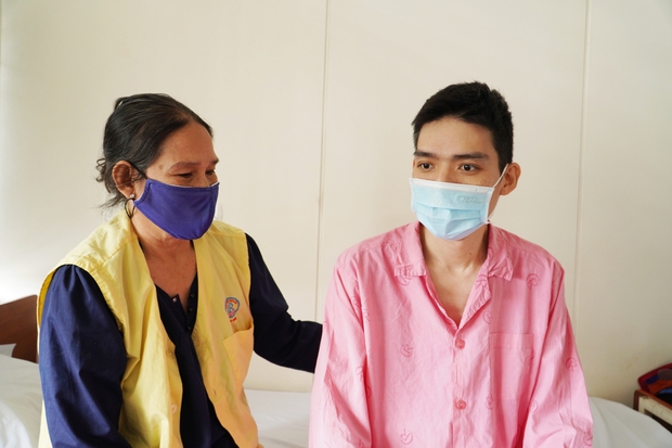 Chàng lập trình viên bị u xương và người mẹ già 2 năm đẩy con đi tìm sự sống: “Tôi như được sinh ra lần thứ 2” - Ảnh 1. Chàng lập trình viên bị u xương và người mẹ già 2 năm đẩy con đi tìm sự sống: “Tôi như được sinh ra lần thứ 2” - Ảnh 1.