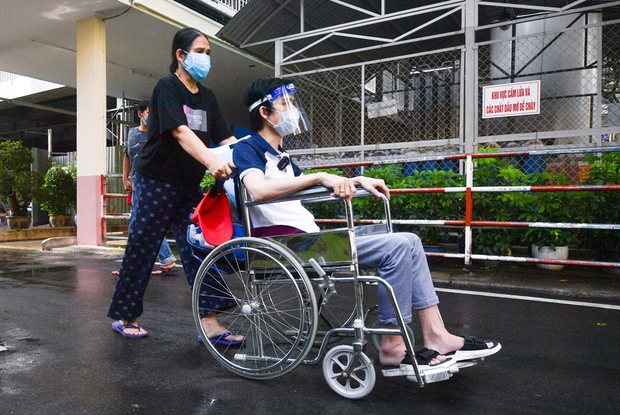 Chàng lập trình viên bị u xương và người mẹ già 2 năm đẩy con đi tìm sự sống: “Tôi như được sinh ra lần thứ 2” - Ảnh 6. Chàng lập trình viên bị u xương và người mẹ già 2 năm đẩy con đi tìm sự sống: “Tôi như được sinh ra lần thứ 2” - Ảnh 6.