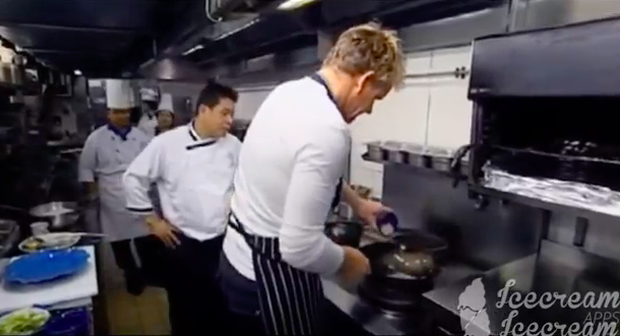 Đầu bếp lừng danh như Gordon Ramsay cũng có ngày bị quát vào mặt vì nấu dở, biểu cảm vừa thương vừa mắc cười - Ảnh 1.