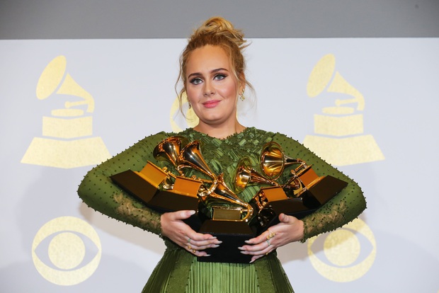 Vì sao chưa ra mắt mà album của Adele đã được dự đoán giật hết Grammy 2022, sức công phá đến Taylor Swift cũng phải tránh né? - Ảnh 4. Vì sao chưa ra mắt mà album của Adele đã được dự đoán giật hết Grammy 2022, sức công phá đến Taylor Swift cũng phải tránh né? - Ảnh 4.