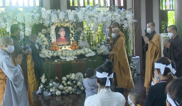 Vợ cũ Huy Khánh phát ngôn gây tranh cãi: Phi Nhung ra đi hoàn toàn đúng ý trời - Ảnh 6. Vợ cũ Huy Khánh phát ngôn gây tranh cãi: Phi Nhung ra đi hoàn toàn đúng ý trời - Ảnh 6.