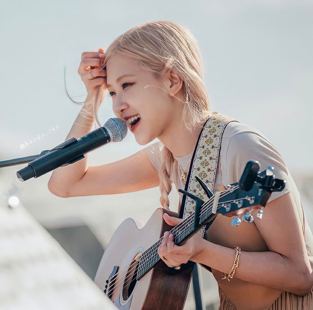 Trước khi bị YG kìm hãm hoạt động, Lisa từng phải mặc lại đồ vũ công Jennie, tố ăn cắp hay miệt thị khiến cả Thái Lan dậy sóng - Ảnh 4. Trước khi bị YG kìm hãm hoạt động, Lisa từng phải mặc lại đồ vũ công Jennie, tố ăn cắp hay miệt thị khiến cả Thái Lan dậy sóng - Ảnh 4.