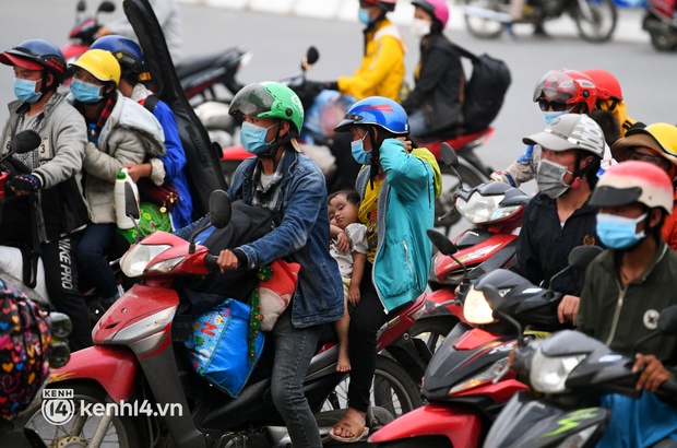 Thủ tướng gửi công điện yêu cầu các tỉnh, thành đưa đón người dân về quê an toàn, chu đáo - Ảnh 1. Thủ tướng gửi công điện yêu cầu các tỉnh, thành đưa đón người dân về quê an toàn, chu đáo - Ảnh 1.